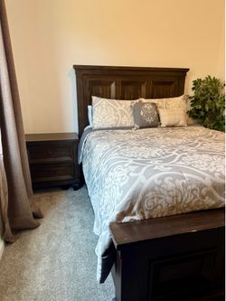 Queen bedroom set. 5 pieces