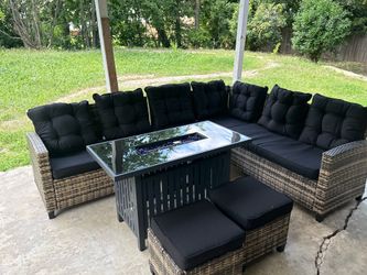 New inbox patio set with cushions (we finance and deliver)