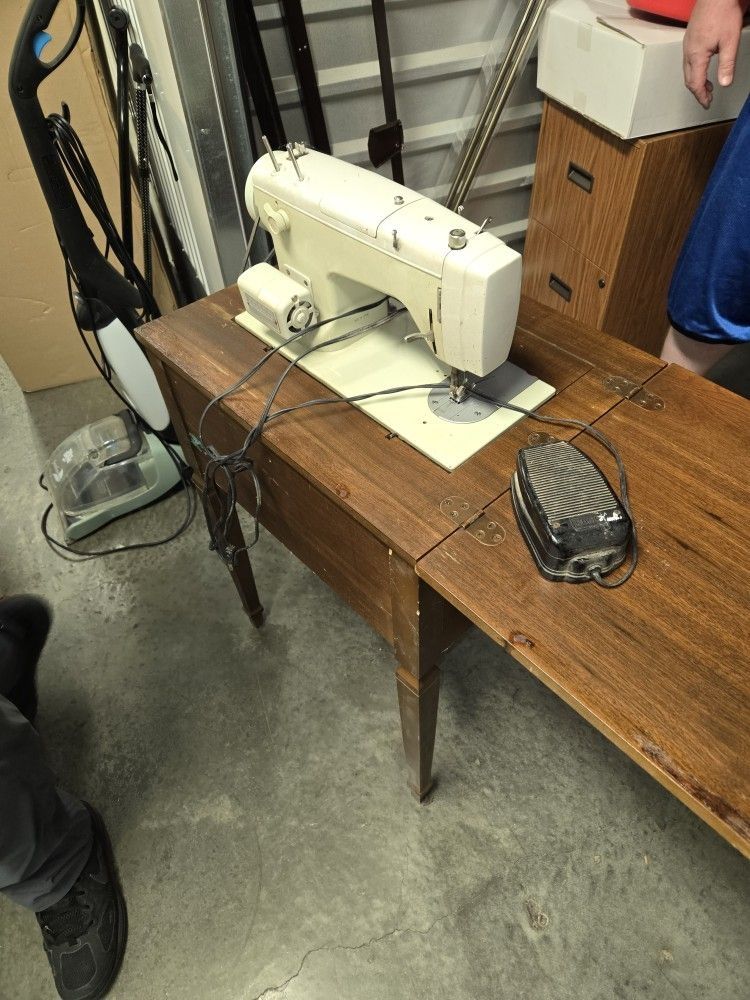 VINTAGE 1970 ANTIQUE SEARS & ROBAK SEWING MACHINE