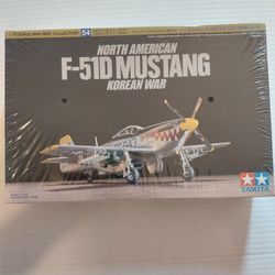 NEW NORTH AMERICAN F-51D MUSTANG FIGHTER PLANE MODEL 1/72 SCALE  WAR