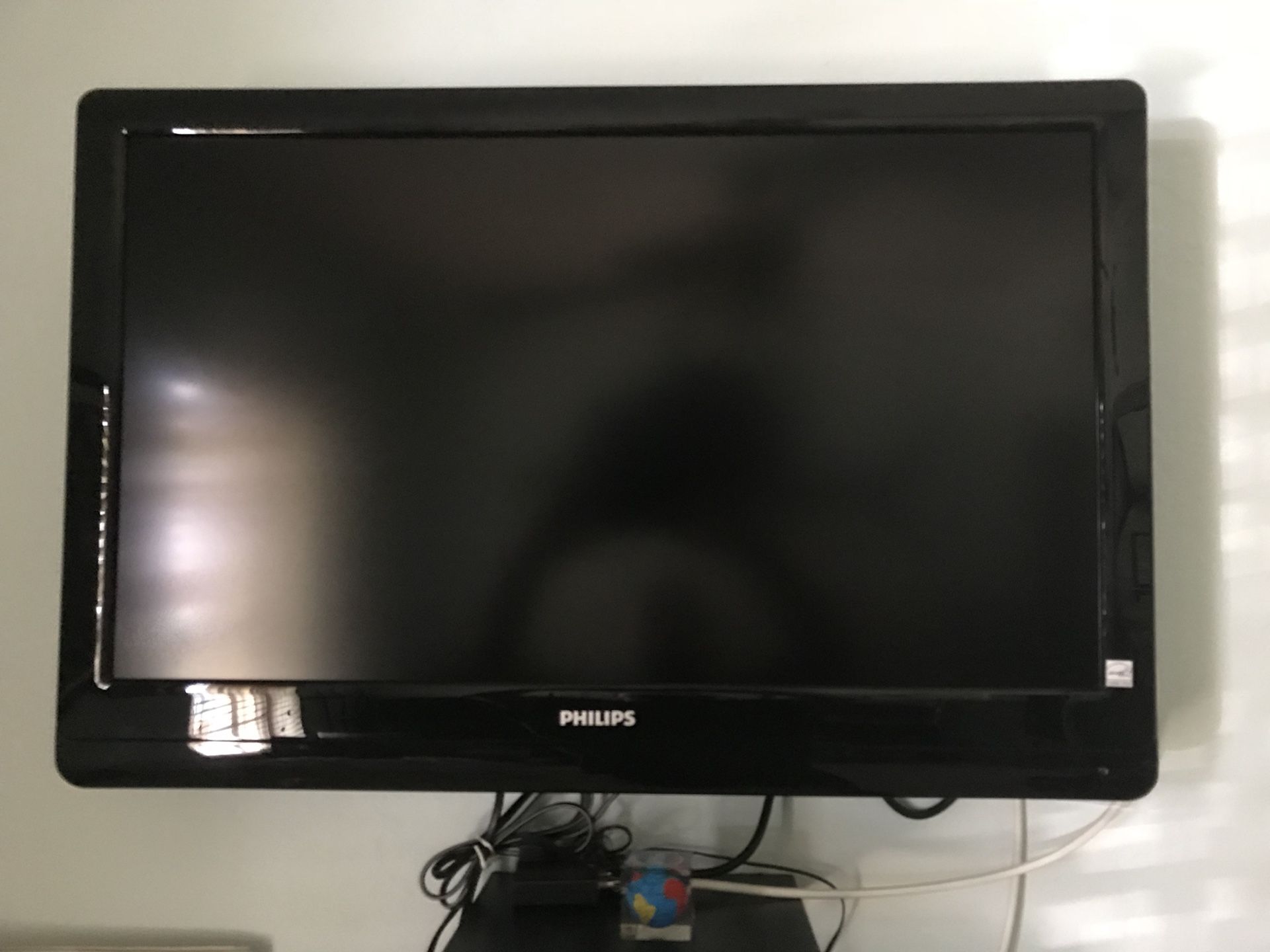 32 inch Philips TV with wall mount included