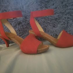 RED VINCE CAMUTO HEELS/Size 8
