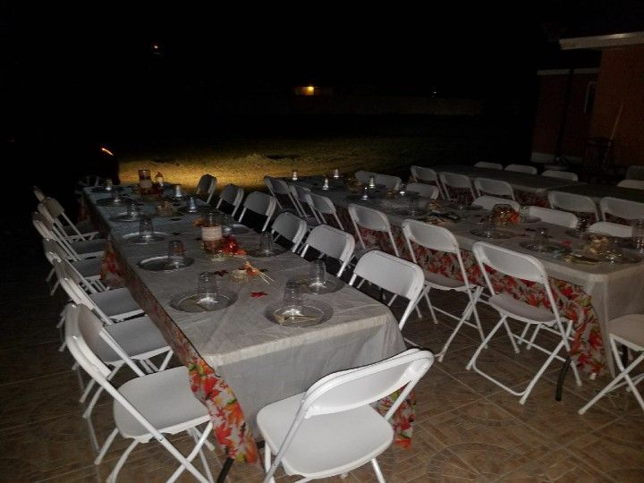 Tables, chairs and more/ Mesas, sillas y mas