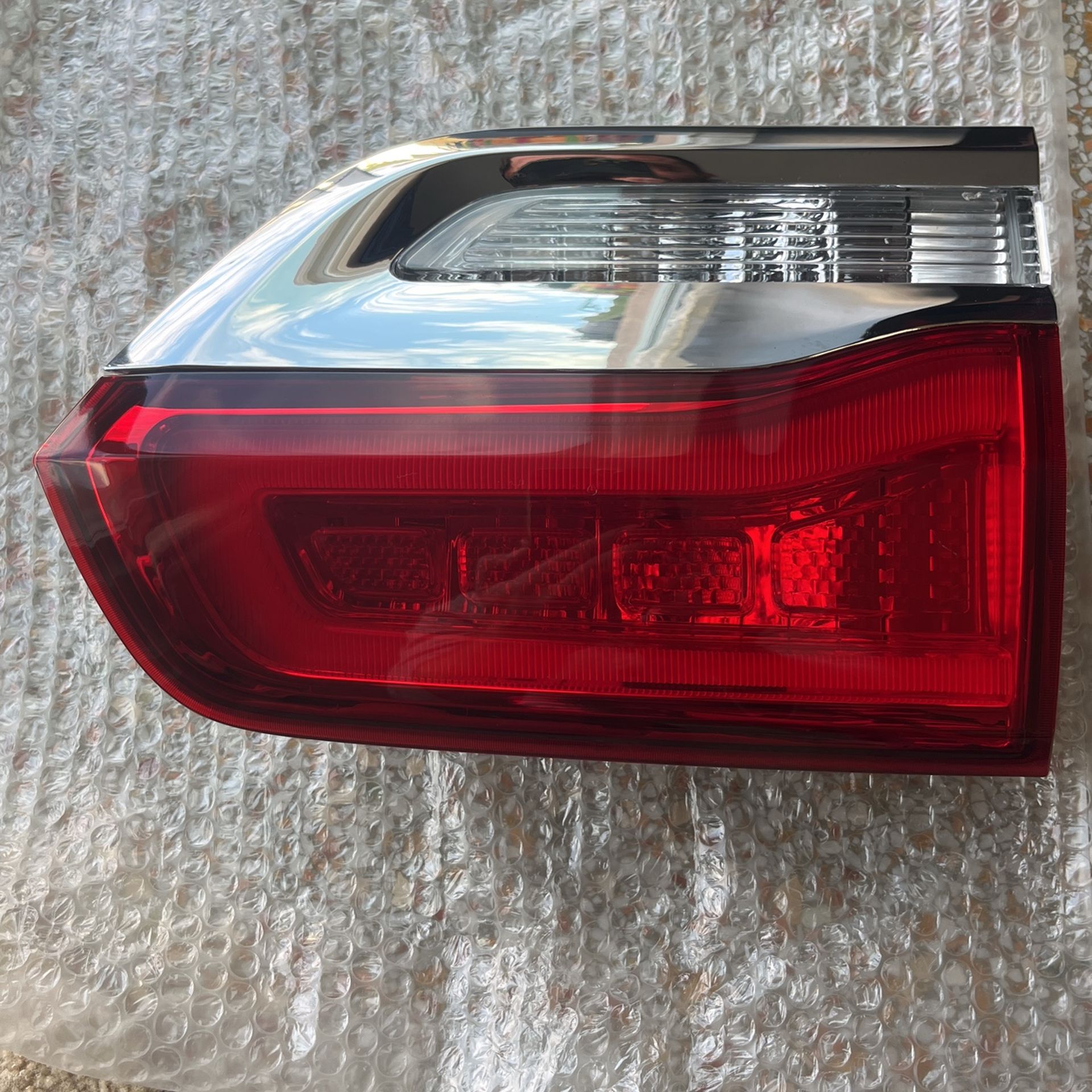 Driver Side Red Clear Lens Rear Bumper Tail Light Assembly Halogen Bulb Rear Reflector Light Lamp, 2014-2019 Compatible with Jeep Grand Cheroke Left