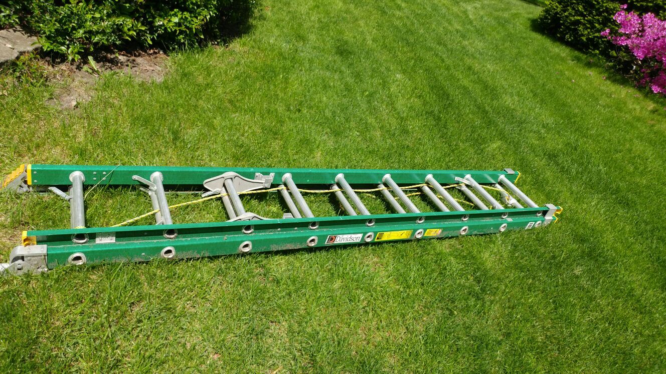 18 foot Davidson fiberglass extension ladder ￼ 18' Davidson fiberglass extension ladder