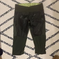 LuluLemon Lemon Camo Capri Pants Size 6