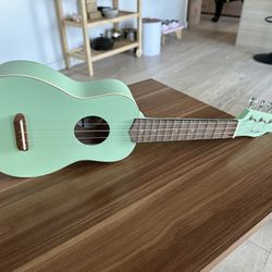 fender ukulele turquoise like new $60 obo