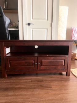 Wood TV Stand Storage Cabinet Great condition (pick up Cedar Park)