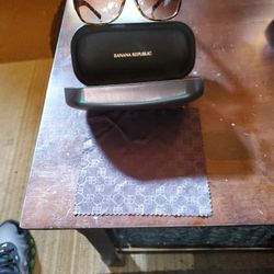 BEAUTIFUL STUNNING AUTHENTIC BANANA REPUBLIC WOMEN'S BUG EYE SUNGLASSES. 