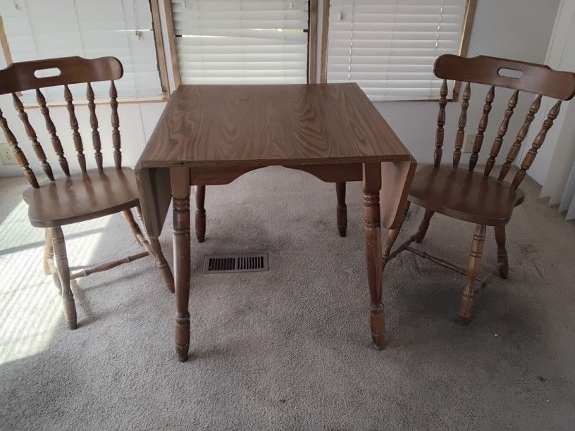 Dining Room Table & Chairs