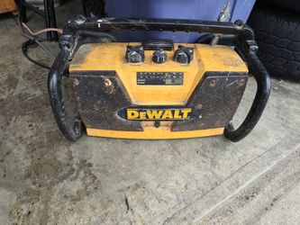DeWalt Radio (Electric and Battery Operation)