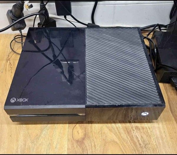 Xbox One With One Of The Newer Style Controllers And A Turtle Beach Headset