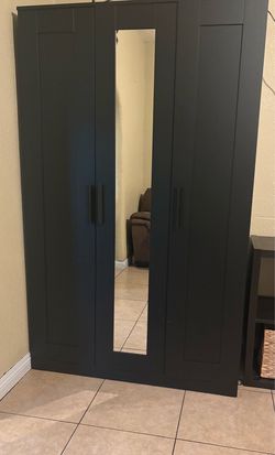 Closet/ wardrobe