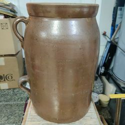 VINTAGE DOUBLE-HANDLED CHURN