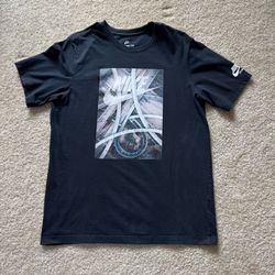 Nike Sportswear shirt size M