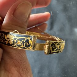 SMALL ELEGANT VINTAGE BLACK & GOLD TONED DAMASCENE FLOWERS & BIRD HINGED CUFF BRACELET
