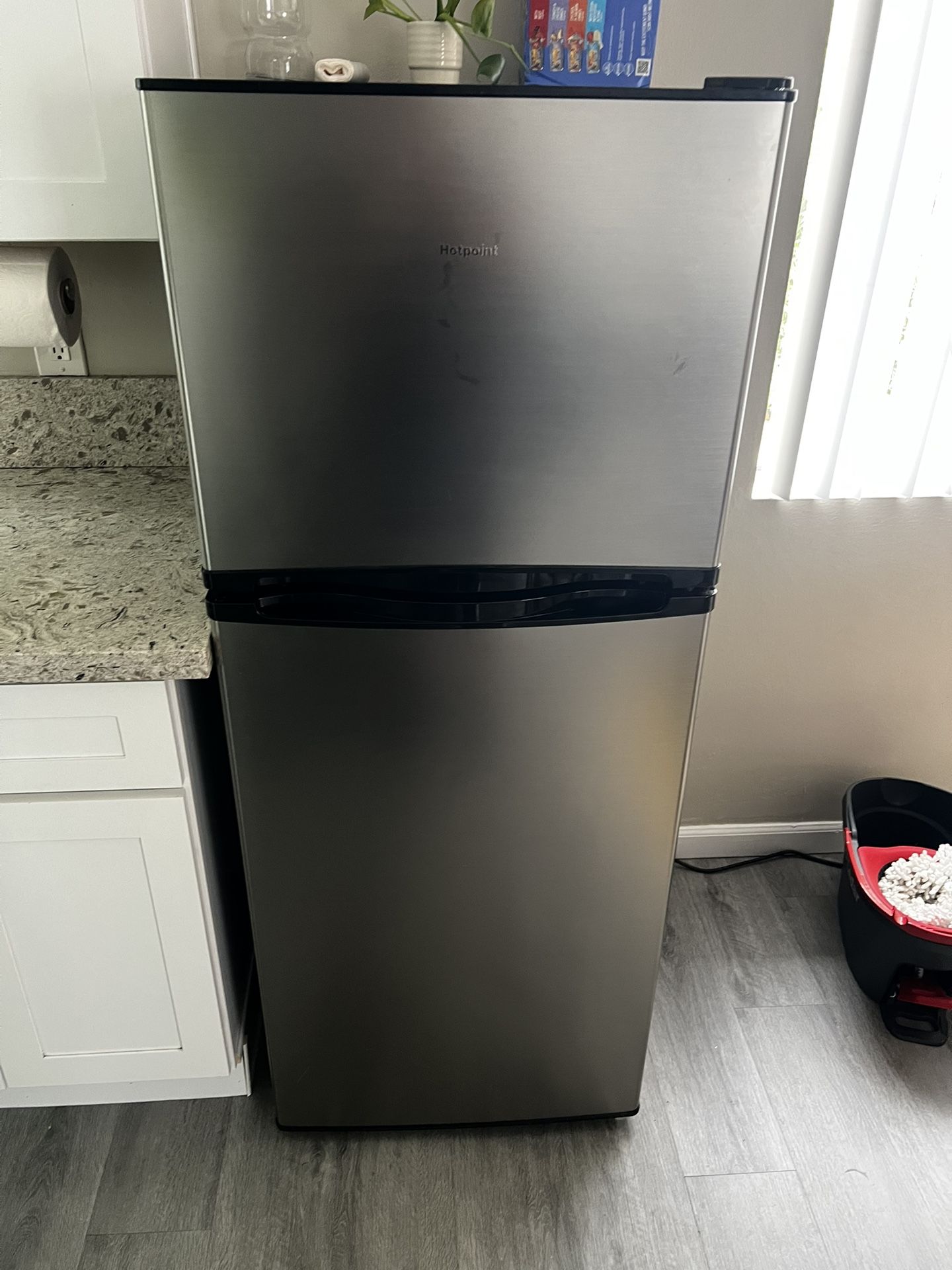 Hotpoint 9.7-cu ft Counter-Depth Top-Freezer Refrigerator ( Stainless steel )