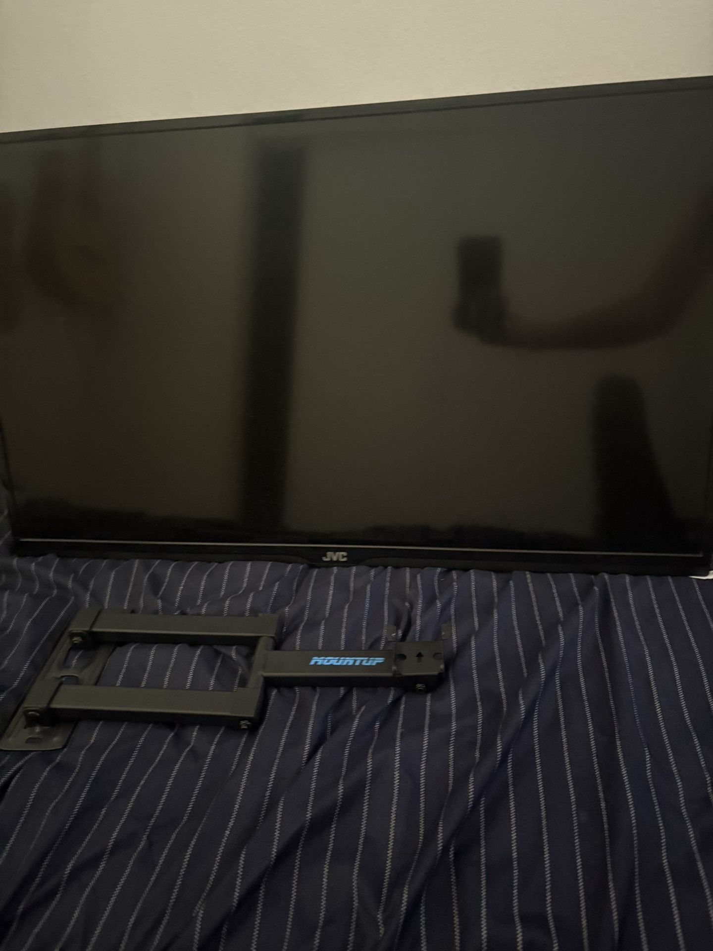 TV 32 Inches JVC with TV wall mount