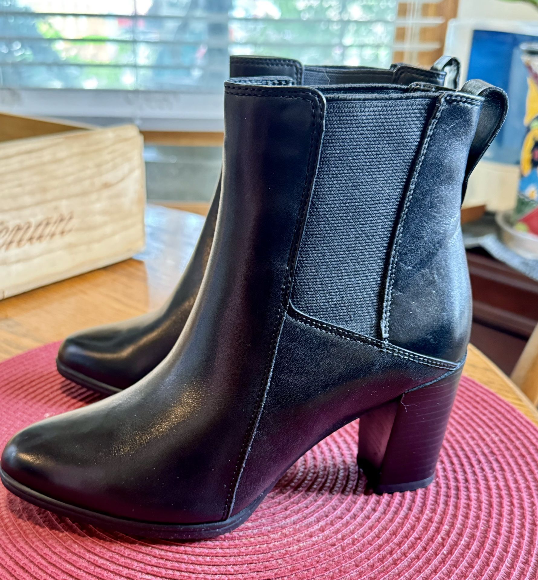 New! Clarks short black leather boots, size 5 1/2