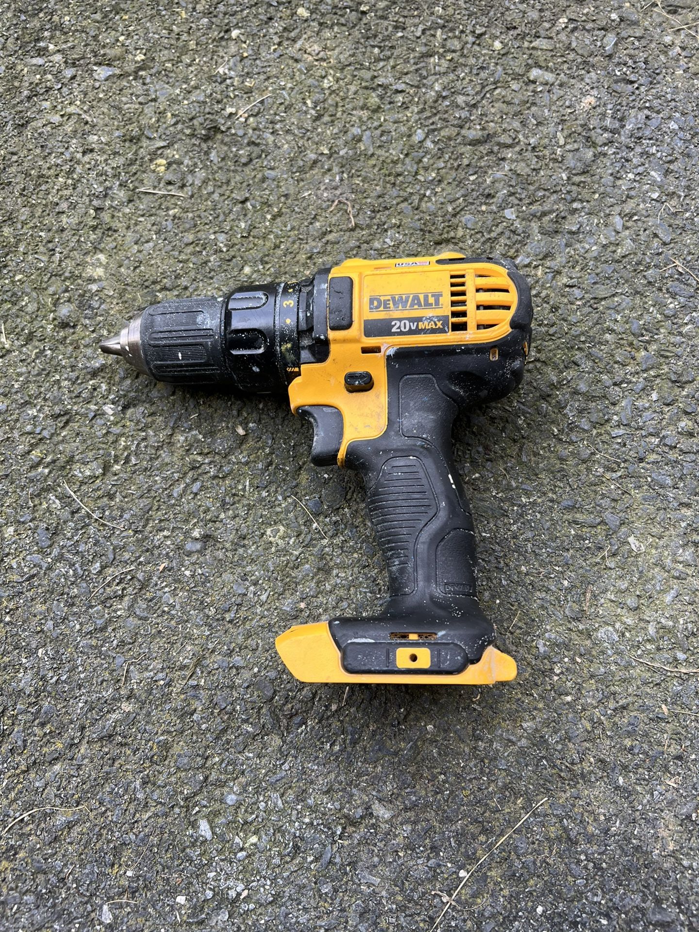 DEWALT 20vMAX CORDLESS DRILL 