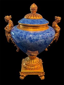 Design Toscano Rectangular Berkshire Hall Sculptural Urn Decorative Urn / Cenerpiece Urn.