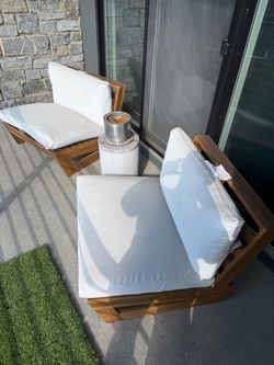 Outdoor patio lounge chairs with table