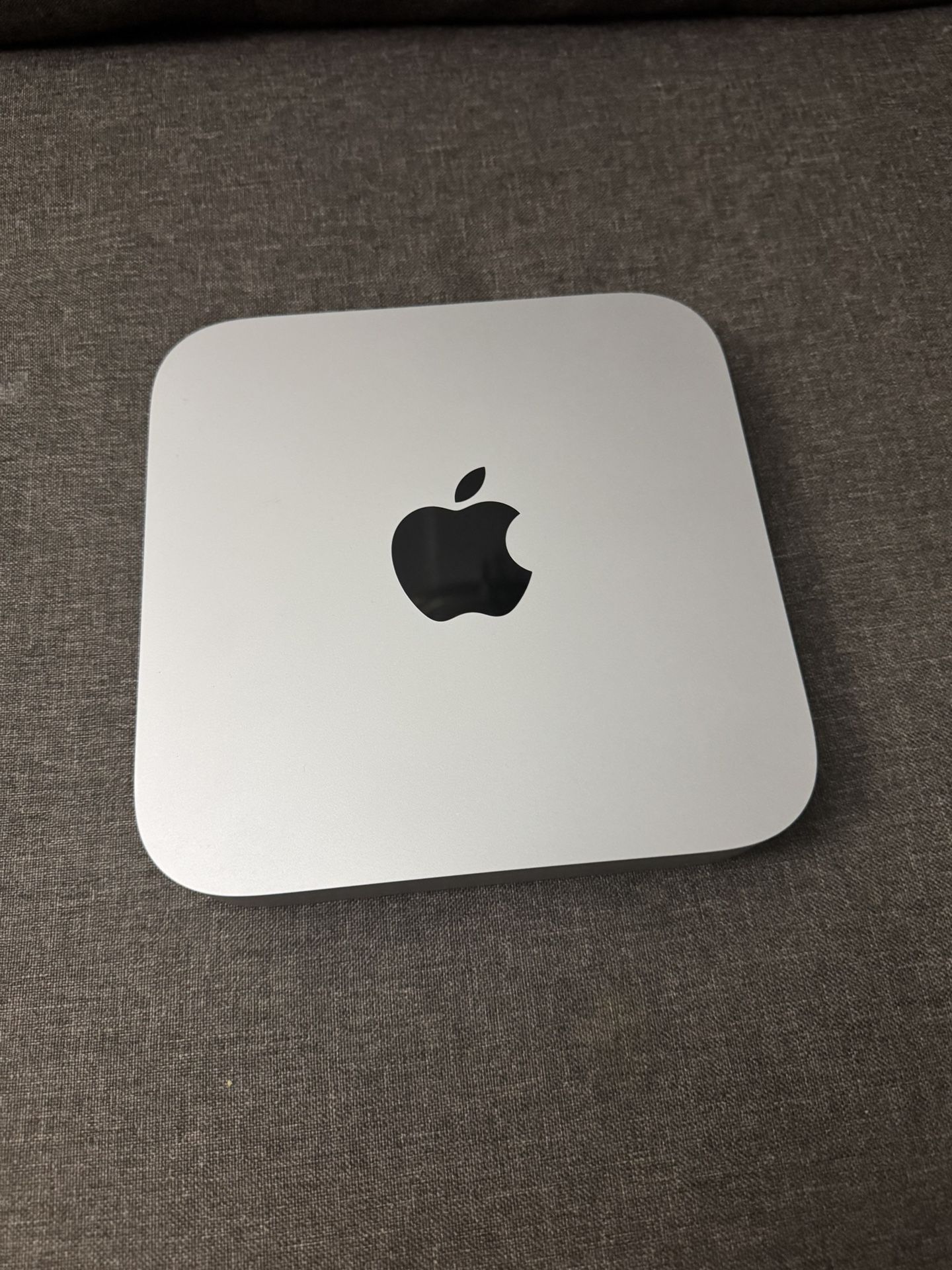 Apple - Mac mini Desktop - M2 Chip - 8GB Memory - 256GB SSD - Silver