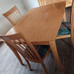 Hutch & Kitchen Table With 4 Chairs