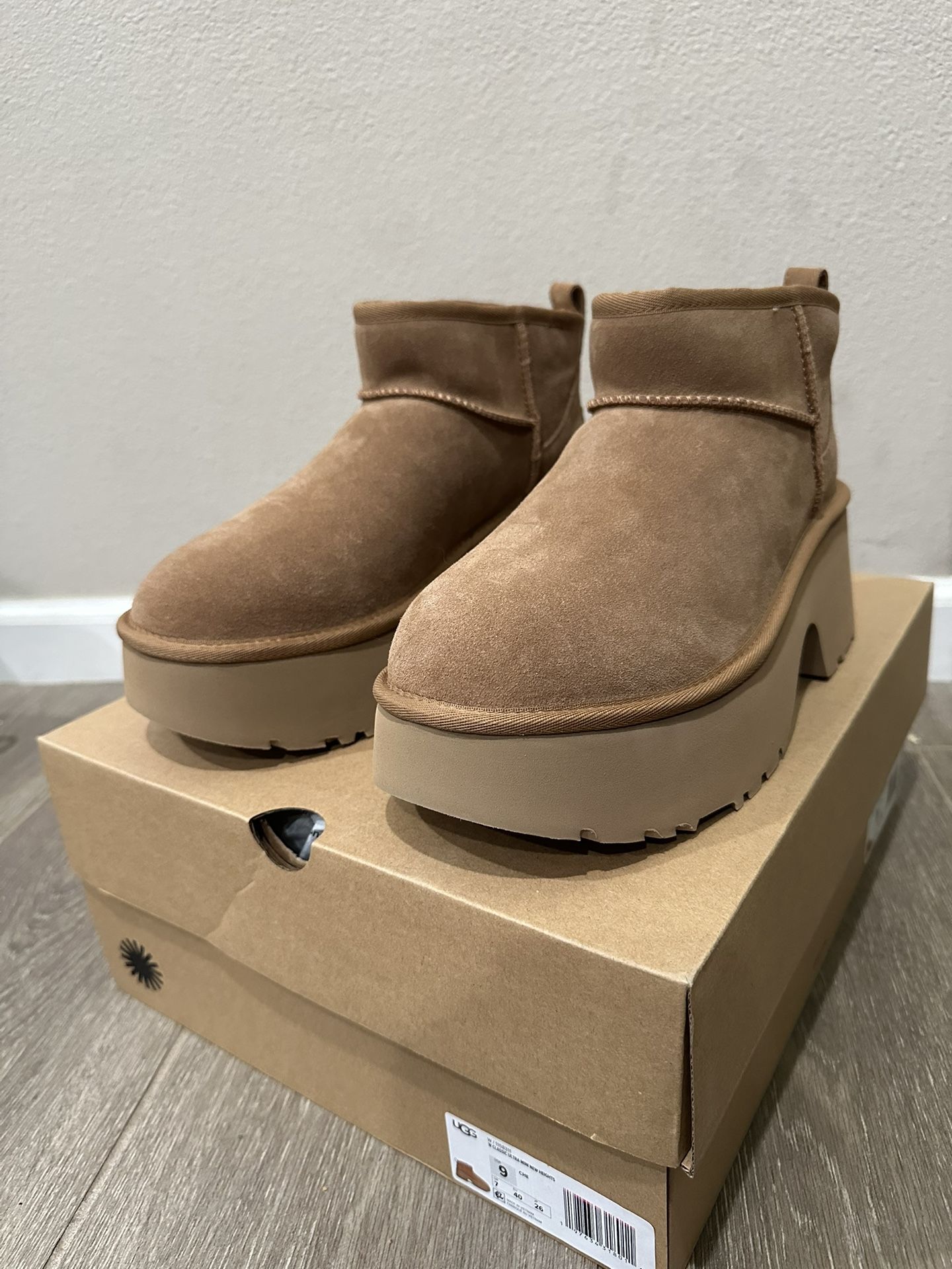 <NIB> UGG Women's Classic Ultra Mini New Heights Fashion Boot Size: 9