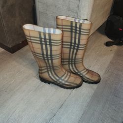 Authentic Burberry Womans Bootys Size 5 Or 38