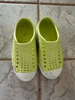 💚 Native Jefferson Shoes – Lime Green & White – Kids Size C8