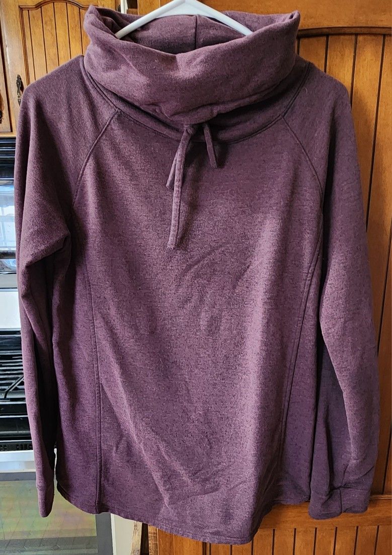 Large 32 Degrees longsleeve sweater with rounded hemline