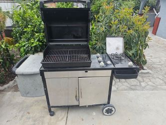 Propane barbeque grill with cover