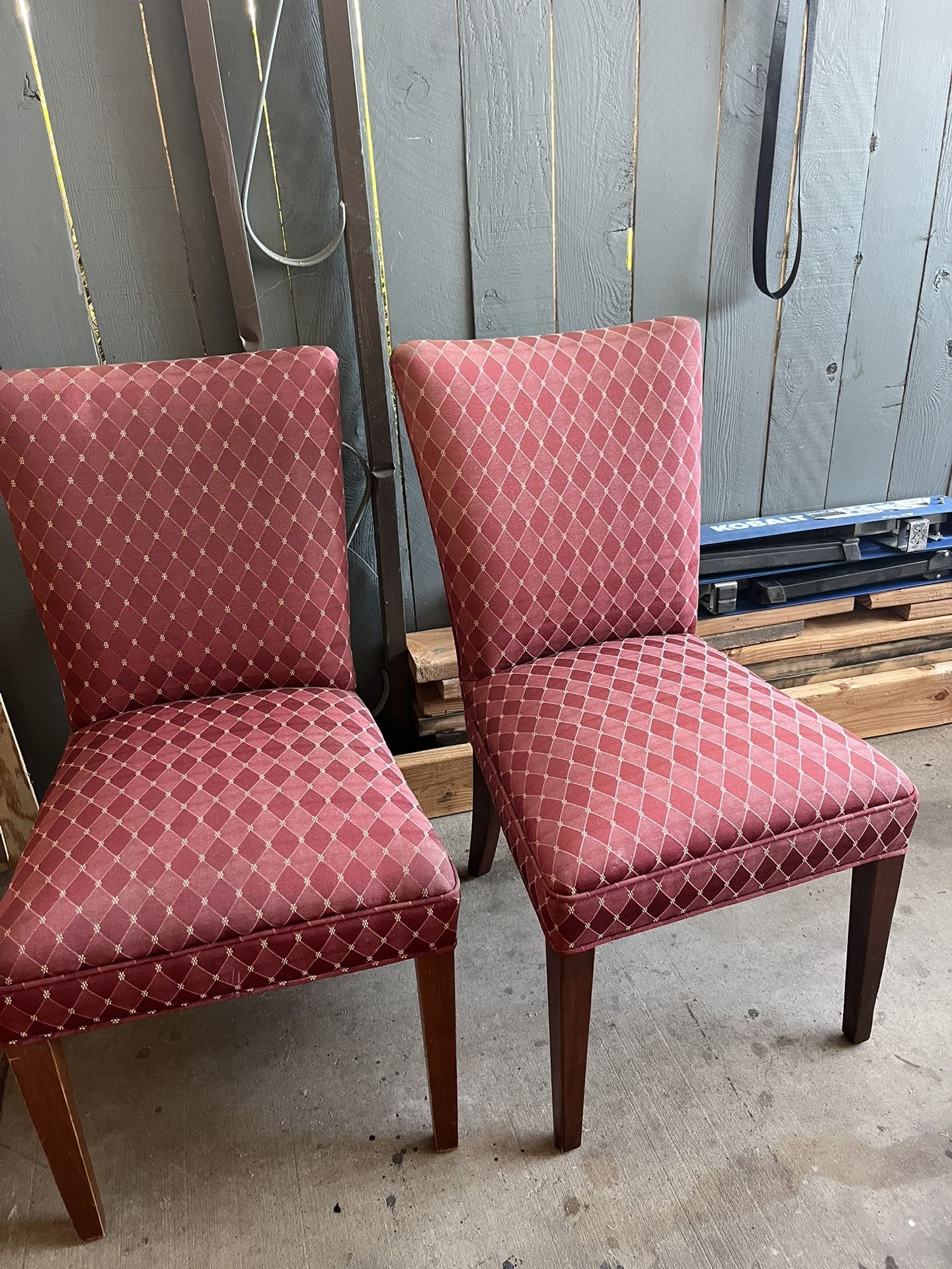 2 Comfortables Chairs Good Conditions No Tears $40 For Both