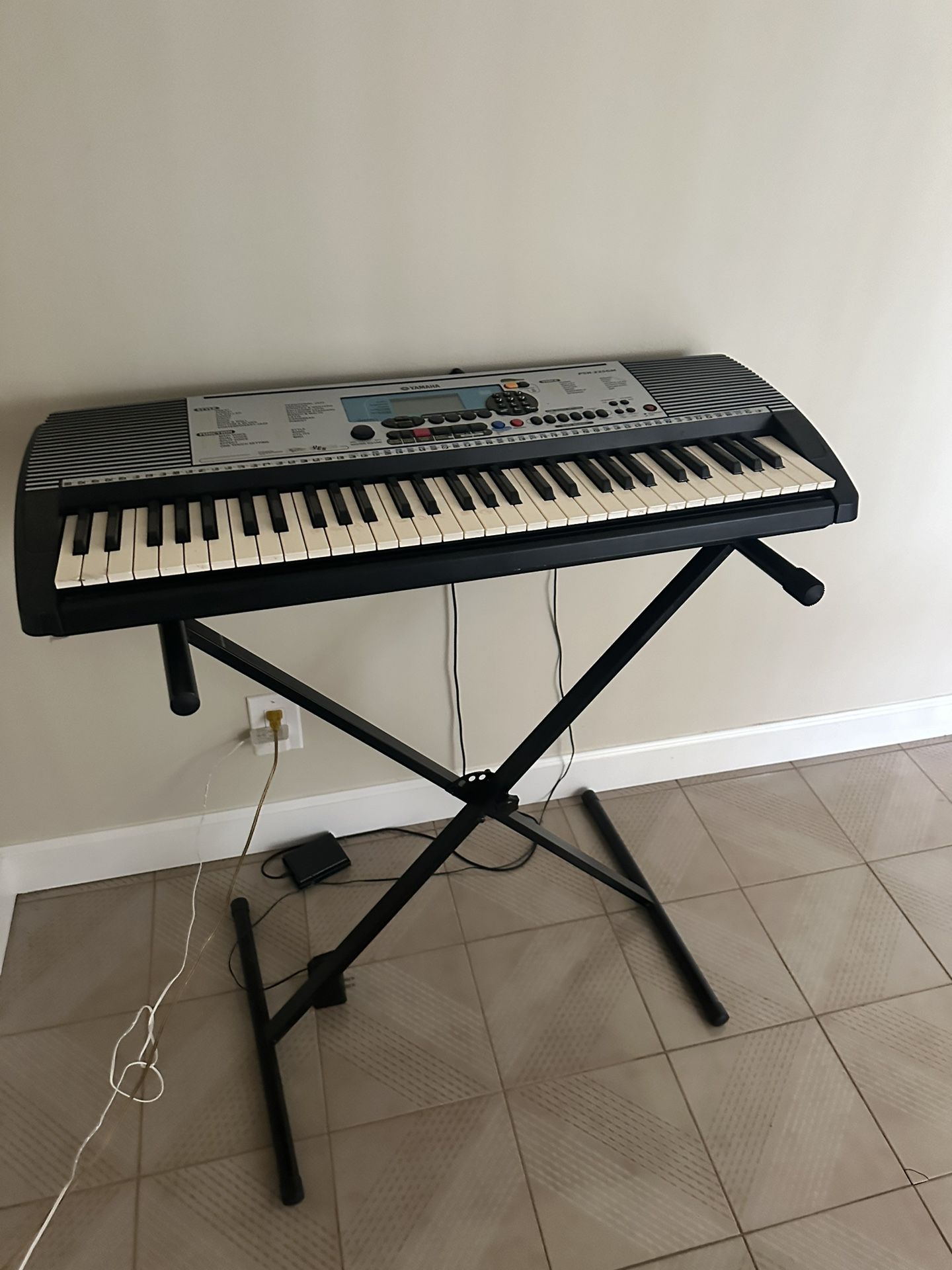 Keyboard Piano Yamaha (Stand Included)