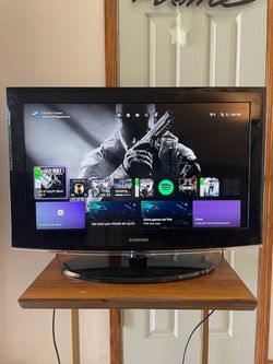 Samsung 32" LCD TV with rotating television base stand