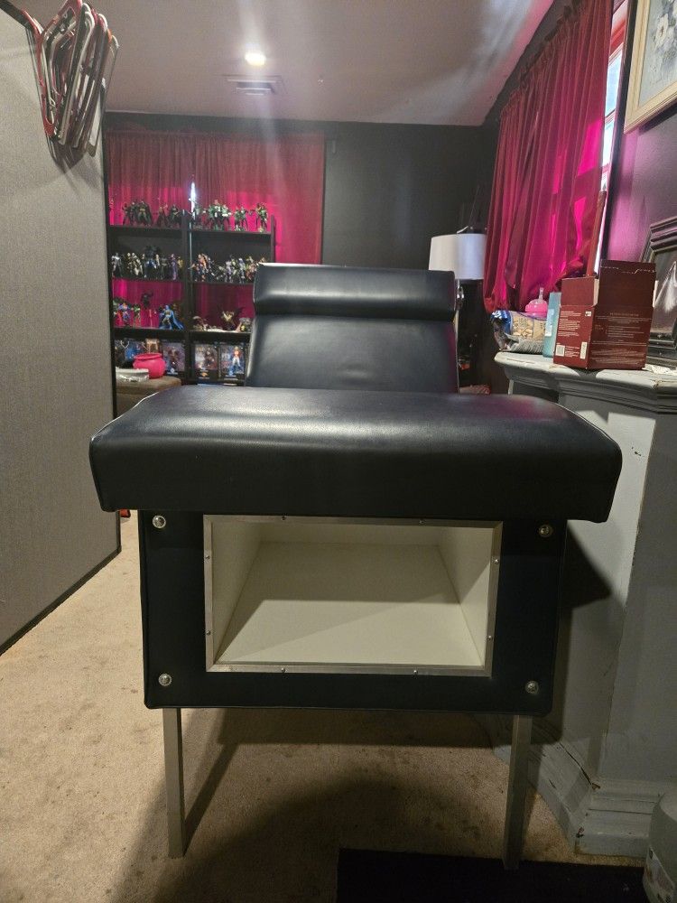 Chaise Lounge With Storage