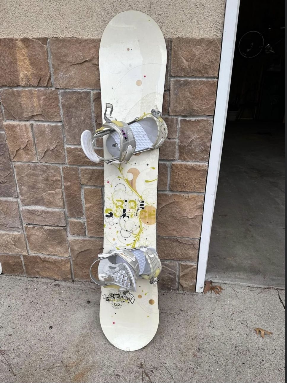 RIDE Solace Snowboard with Ride VXN Bindings