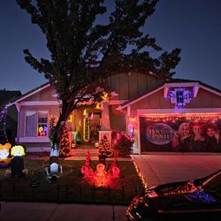 Entire HOCUS POCUS outdoor Decor And Costumes