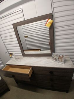 Beautiful and elegant 6-drawer dresser with no flaws