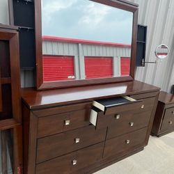 Beautifull Queen Size Bedroom Set With Light Up LED Headboard Light3 Dressers And  A Mirror I have all side rails Aswell  with all bolts and parts