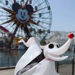 NEW ZERO LIGHT UP  POPCORN BUCKET 👻👻😱😱
Only in  the parks.... 

JACK SKELLINGTON 
NIGHTMARE BEFORE CHRISTMAS HALLOWEEN 🎃 
PERFECTA PARA HALLOWEEN