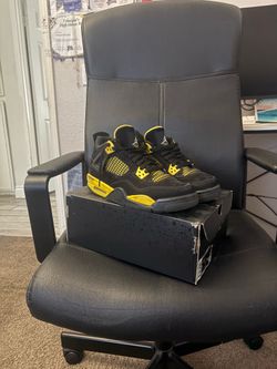 Jordan 4 Retro Thunder