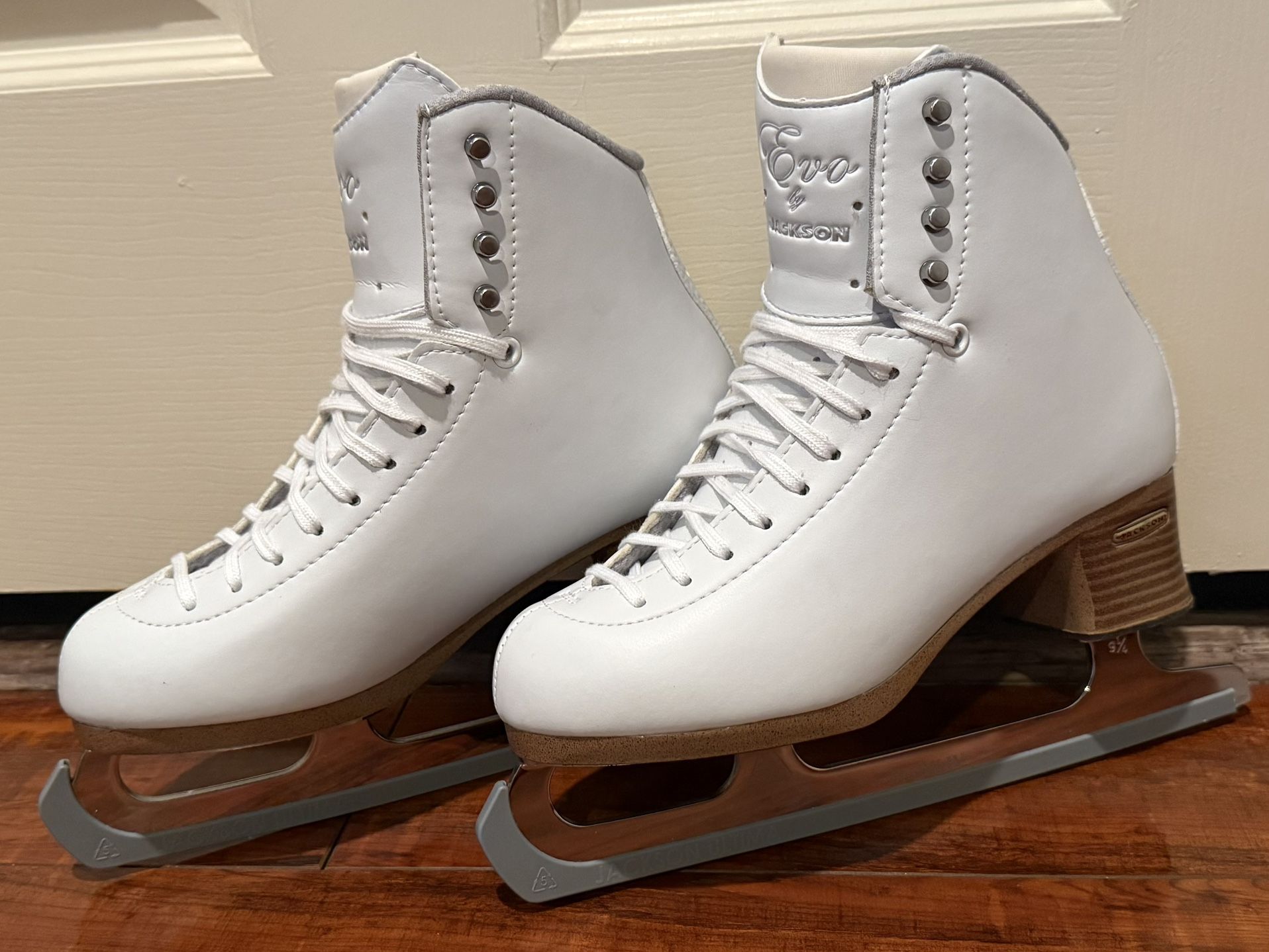 Jackson Evo figures skates women’s size 6 LIKE NEW