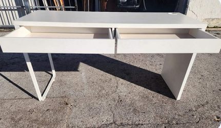 White Desk Metal Legs/ Escritorio Blanco Base de Hierro 