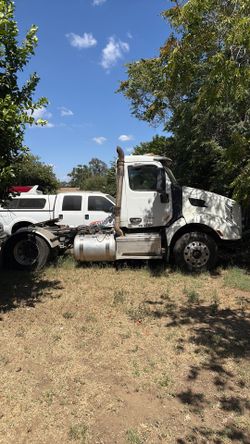 Salvage Title 2016 Peterbilt
