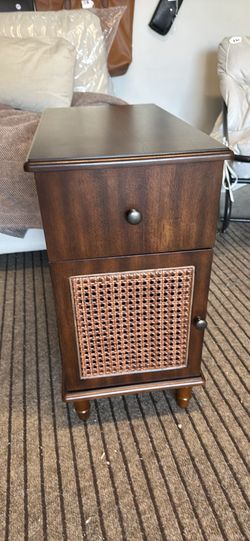 End table brand new