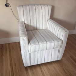 Swivel Comfort Chair 