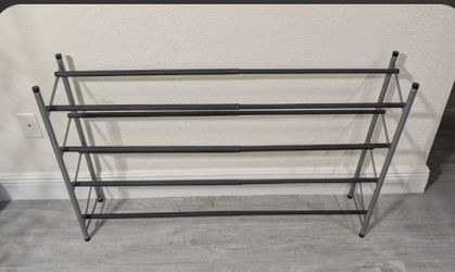 Brand new expandable shoe rack holds alot of shoes.  ( only used 1 time ).