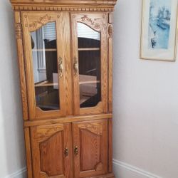 Corner hutch , Like New !!! 